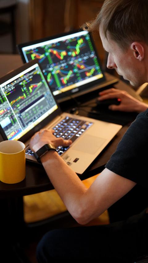 Moderne werkplek met laptop van Leasa IT
